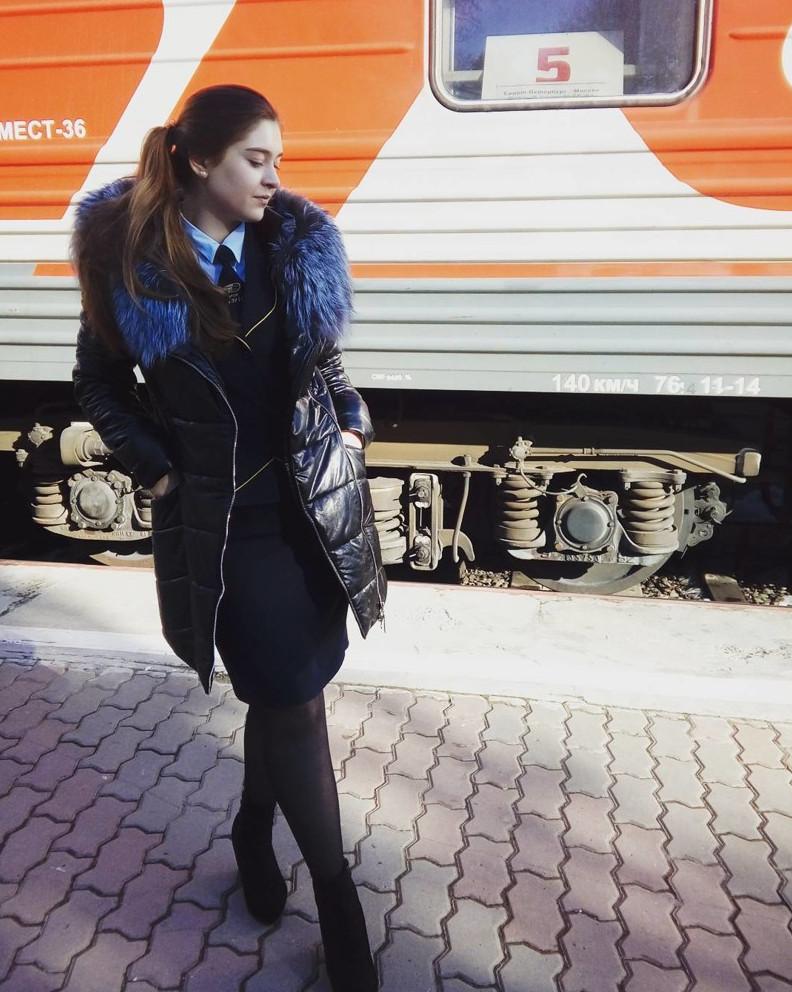 Пойыздағы сұлу қыздар