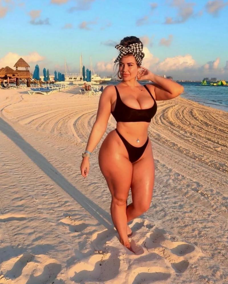 Жуынатын костюм киген семіз әйелдер