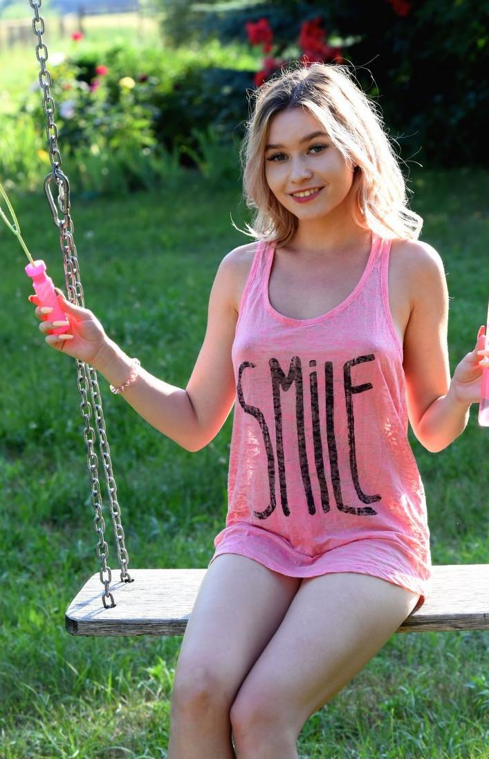 Фото: Блондинка Ліка на гойдалці