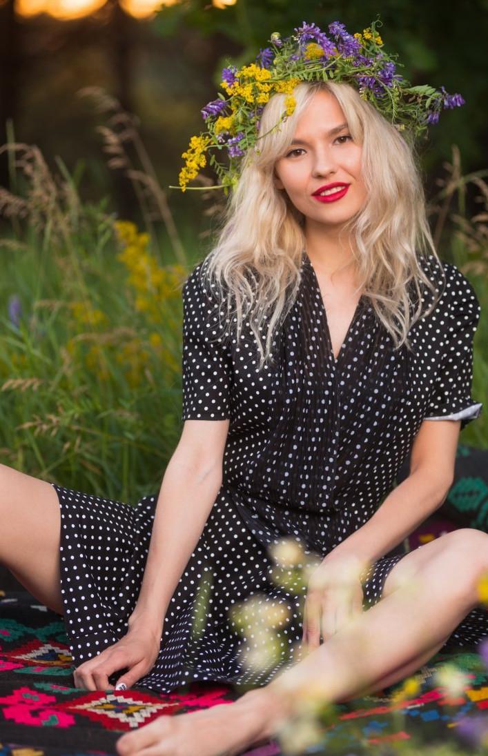 Фото: Блондинка Заріна відпочиває на природі