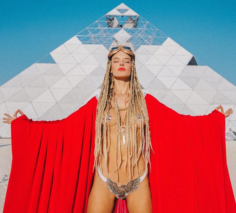 Фото: бразильська супермодель та актриса Алессандра Амбросіо на Burning Man 2022