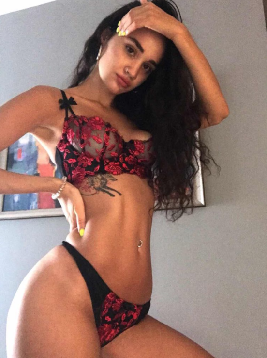 Фото: дівчина продає цноту за найвищою ставкою - 93 млн