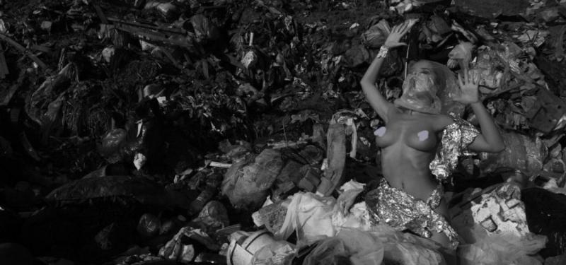 Фото: Обнаженка на челябінському звалищі