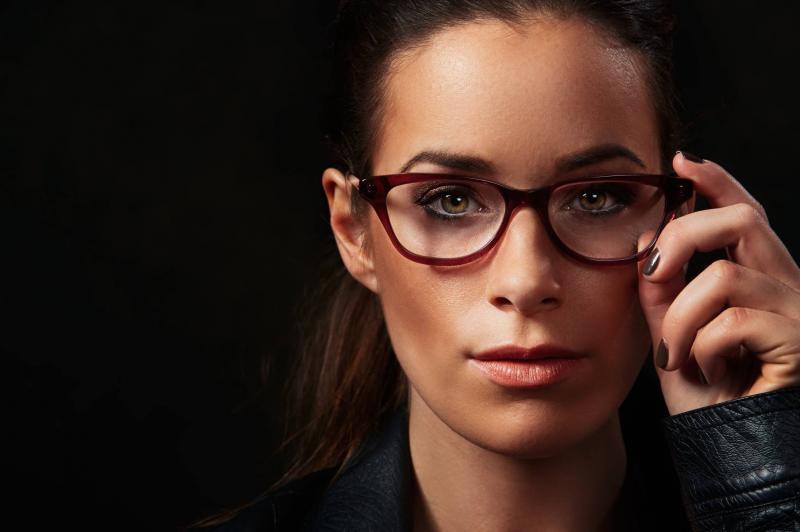 Дівчата в окулярах для зору