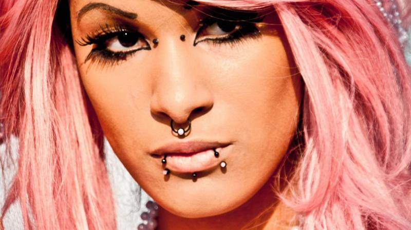 Прыгожы пірсінг на твары ў дзяўчат