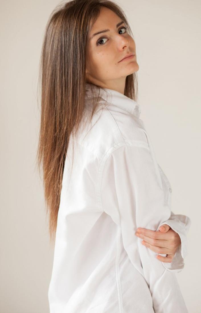 Фото: Еліза у білій сорочці