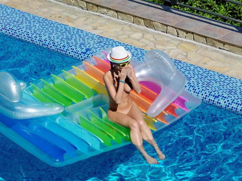 Фото: Elle-D в бассейне