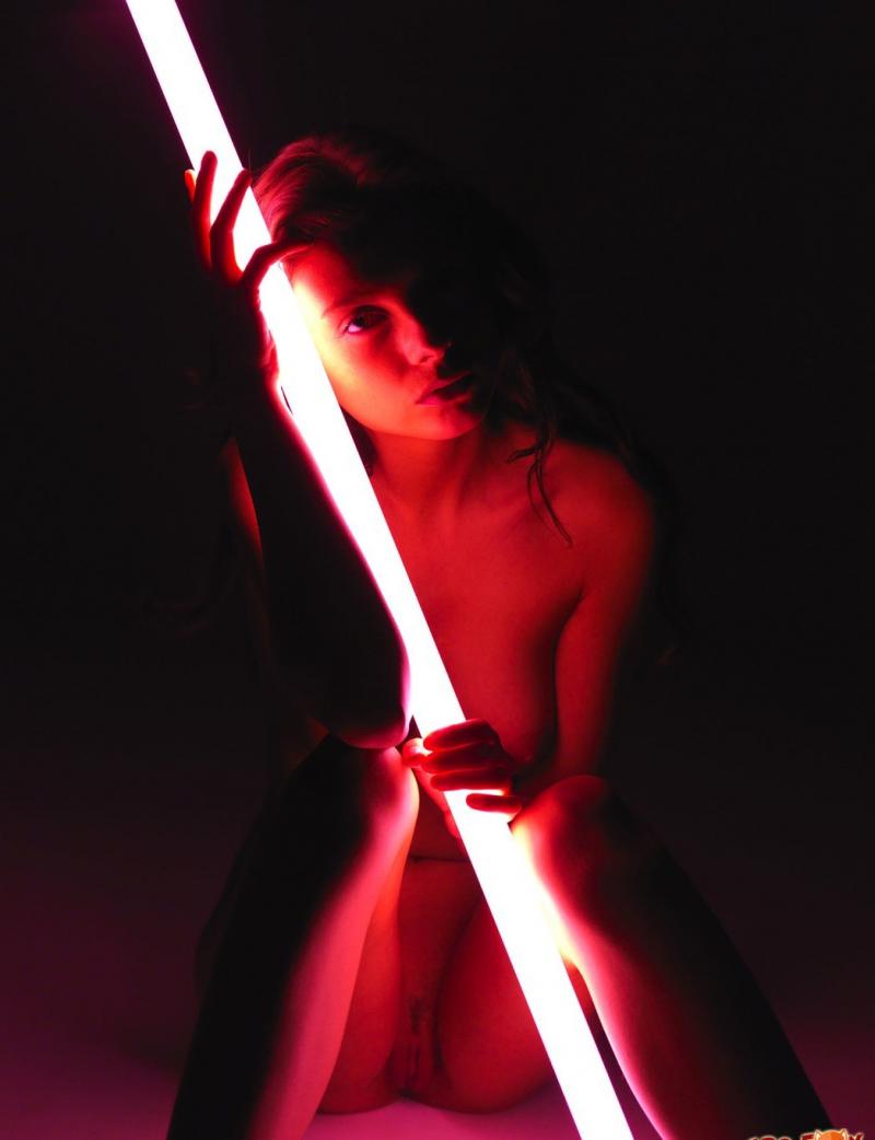 Девушка освещает свои сексуальные части тела лампой (11 фото)