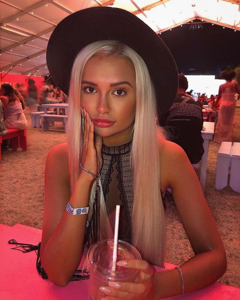 Фото - Модель:  Molly Mae