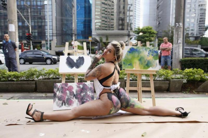 Фото: бывшая "Мисс Бумбум" рисует своей попой