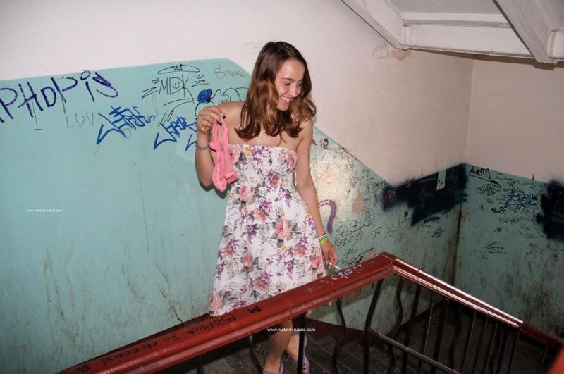 Фото: Молодая красотка разделась на крыше