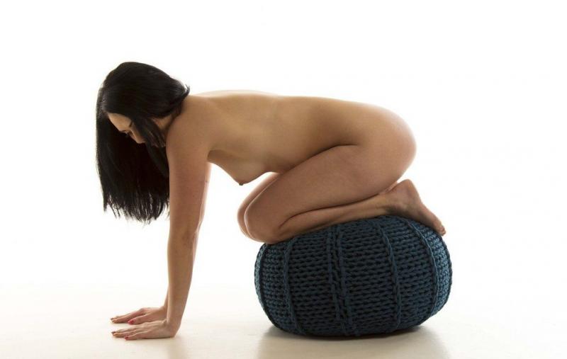 Фото: Обнаженная Жанна на пуфике