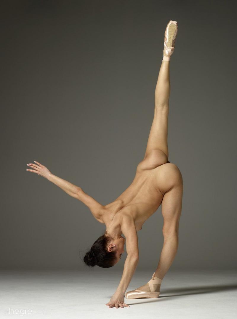 Фото: Развратная балерина без трусов