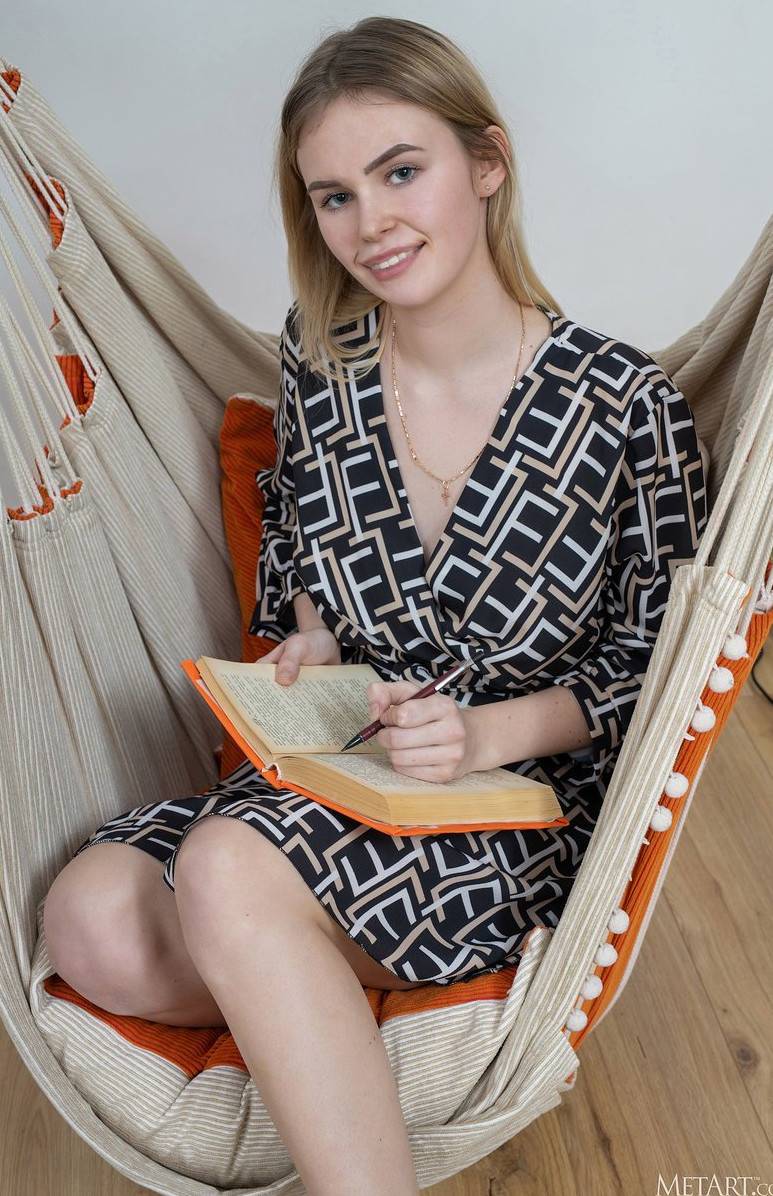 Девушка в гамаке (17 фото)