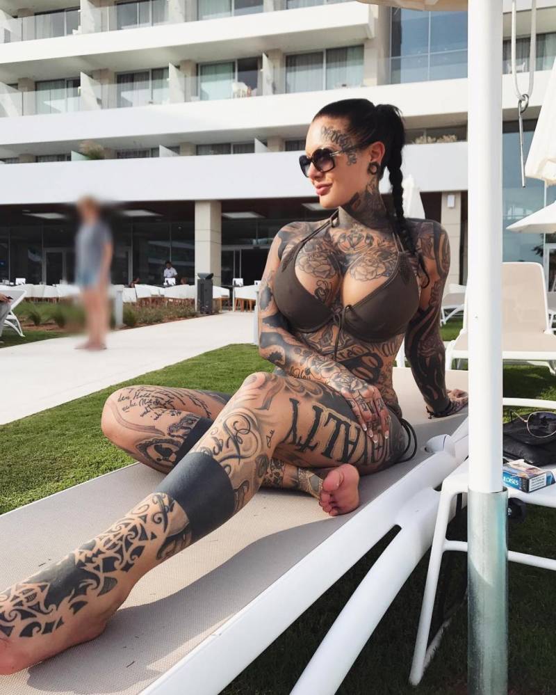 Фото: Девушка красотка с татуировкой повсюду
