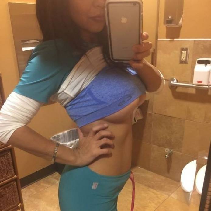 Фото: Девушки делают селфи сисек