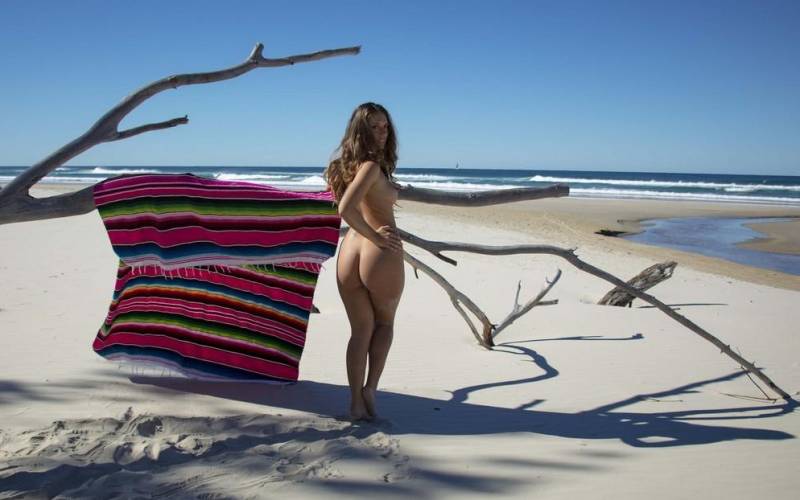 Фото: Обнаженная Winter Moon на пляже