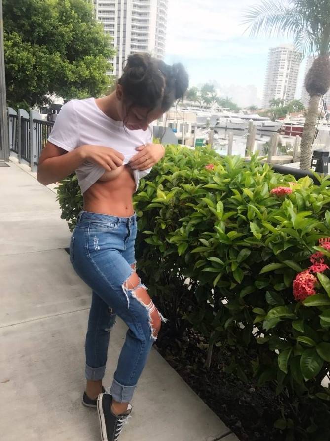 Фото: Тема сисек приоткрыта, но не открыта