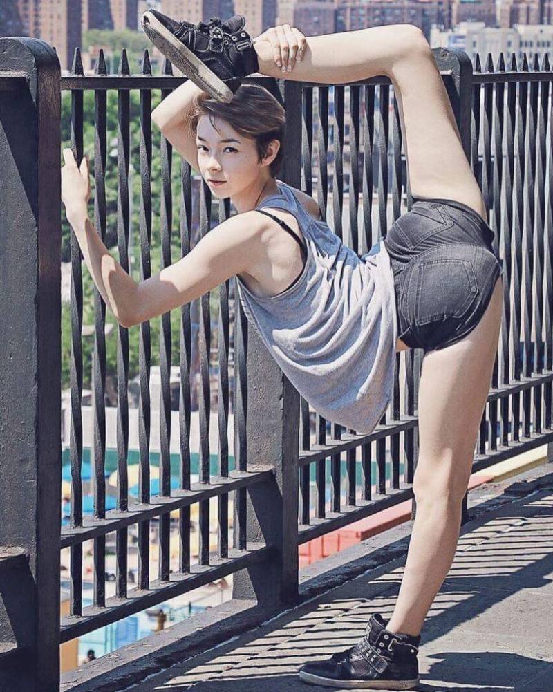 19-летний американка достигает гибкости тела