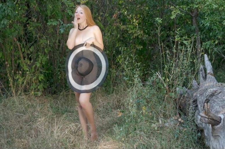 Голые фото - Рыжая жена во время прогулки в лесу