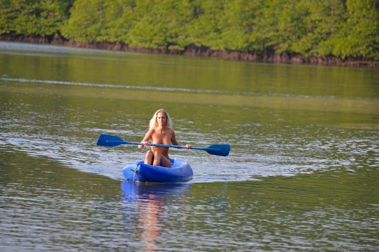 Секси фото - Красивая блондинка решила отдохнуть