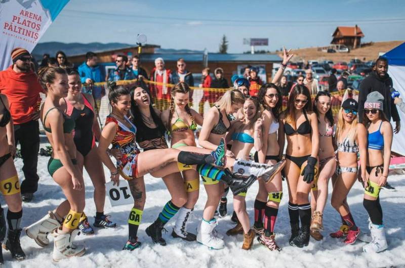 Соревнование по снегу в бикини состоялось в Румынии на фото