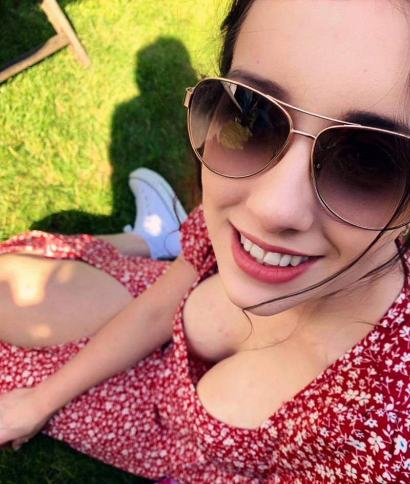 Девушки в легких летних платьях на фото