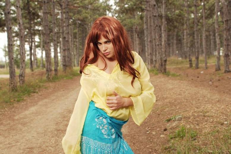 Фото - Красная ведьма на лесной дороге