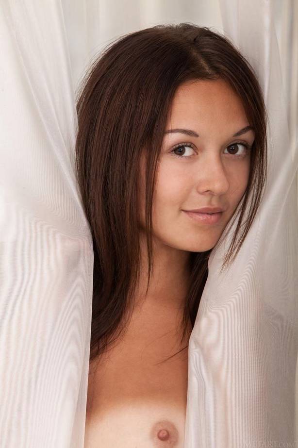 Секси фото - Сладкая девушка со следами загара