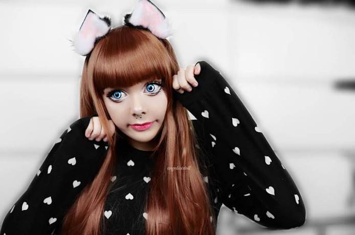 Фото: Красивая студентка переодевается в куклу, чтобы преодолеть застенчивость