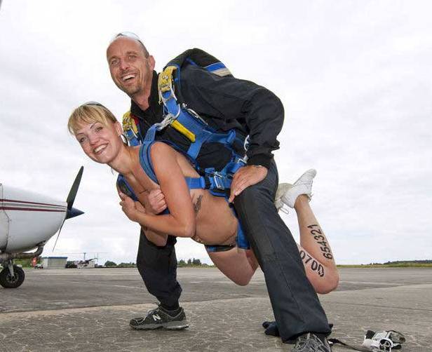 Фото: Голая парашютистка