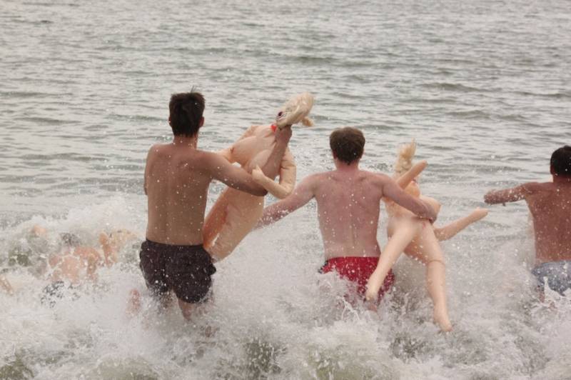 Фото: Заплыв на резиновых женщинах