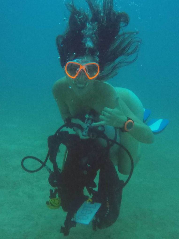 Фото: надпись на трусиках целуй и ветер проказник.