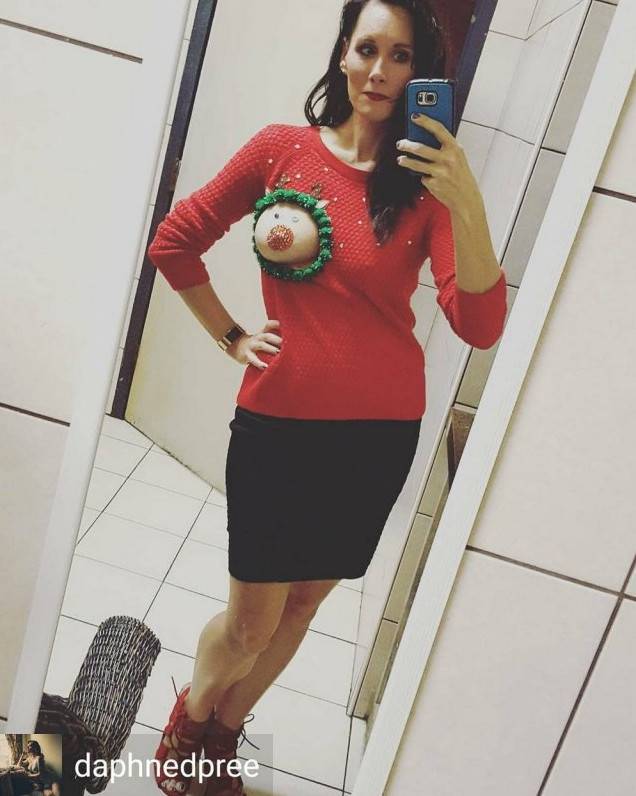 Новый тренд в Инстаграме: изображения морды оленя на груди девушек в предновогодние праздники