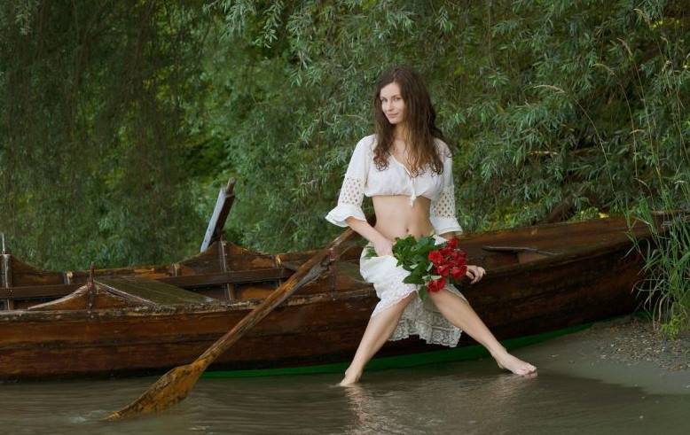 Нимфа озера: красота Susann в обнажённом виде у воды