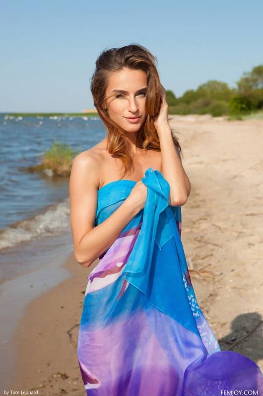 Нудистка с шикарным телом показывает свои прелести на пляже