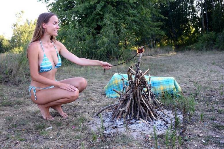 Эва Жоли в походе: эротическая фотосессия у костра