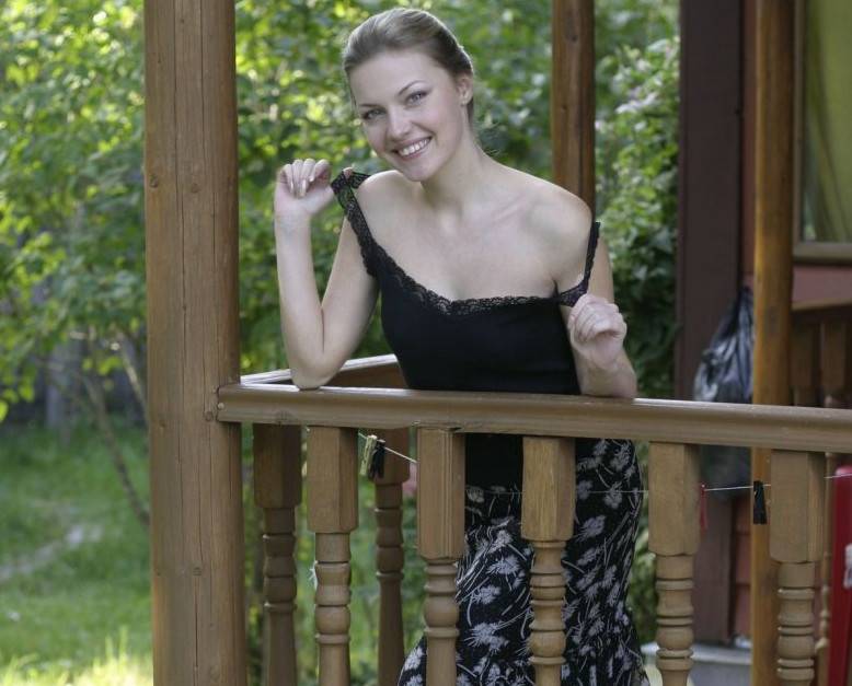 Лана отдыхает на даче: эротические фото, окруженные природой