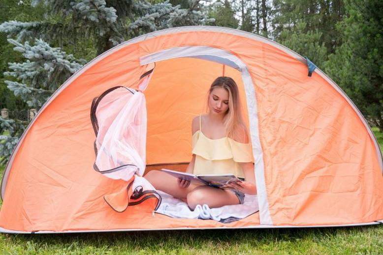 Максин – соблазнительная блондинка в палатке: фотографии эротического сета, покорившие комаров и фотографов