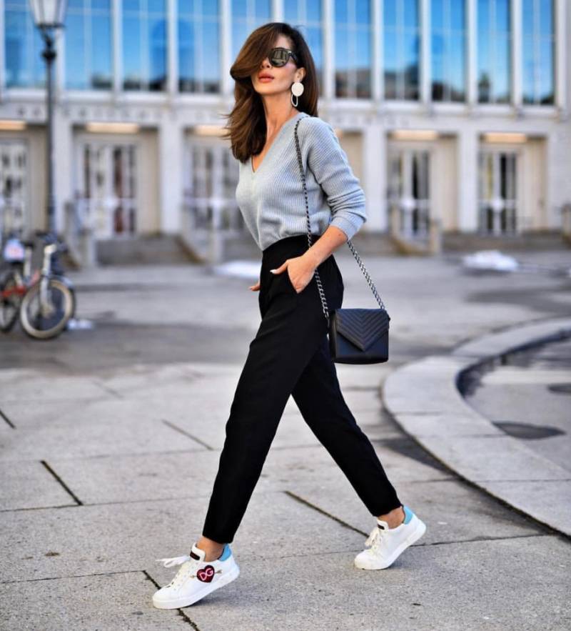 Спортивно элегантный стиль: женские костюмы и спортивные образы для девушки