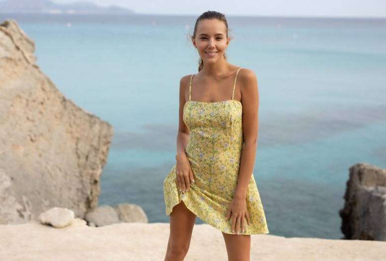 Эротические фото на гранитных скалах: Clover прекрасно позирует у моря