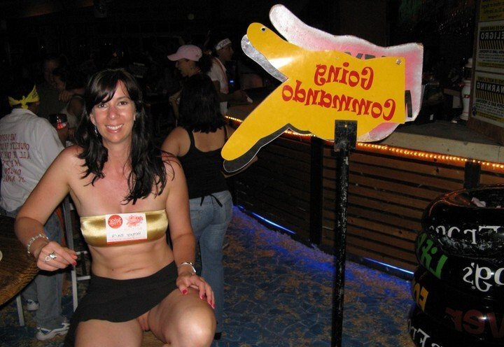 Зрелая женщина решила прогуляться по городу в короткой юбке - фото