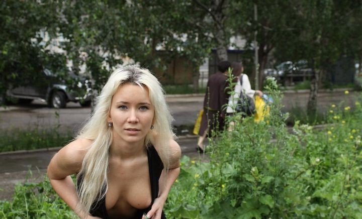 Катерина ходит по городу, показывает сиськи