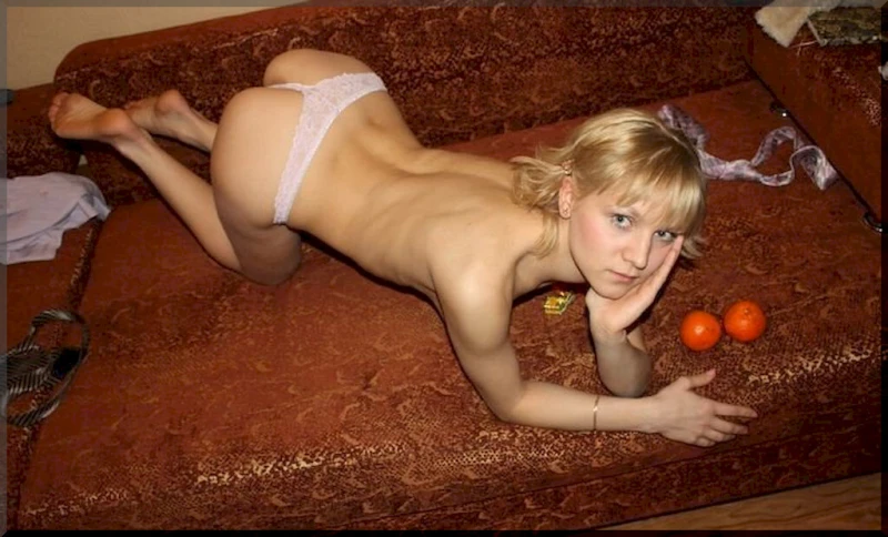 Заводная русская жена позирует на диване перед объективом своего возлюбленного