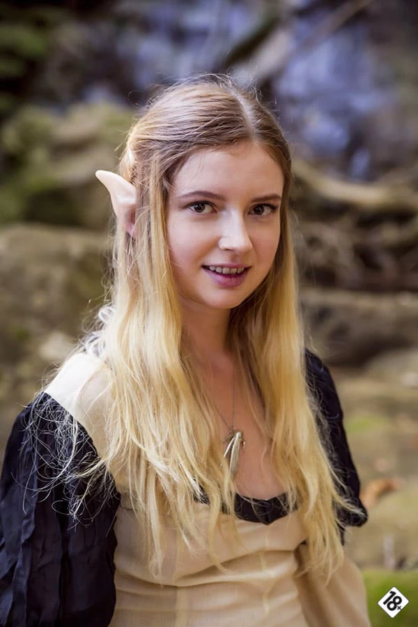 Волшебные фото ню: эльфийка у водопада в лесу