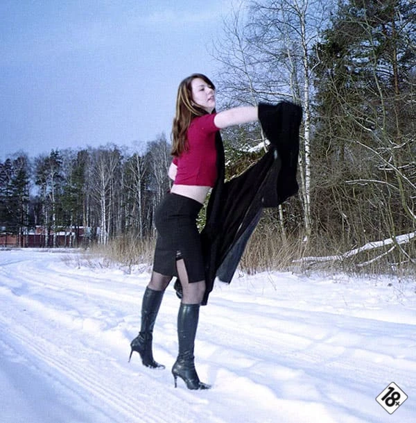 Зимние ню фото русской девушки в чулках на снегу