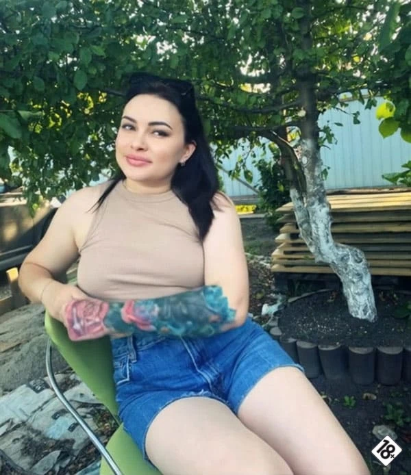 Сисястая хохлушка Мия оголила большие дойки - смотри