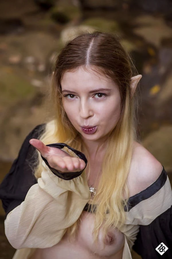 Волшебные фото ню: эльфийка у водопада в лесу