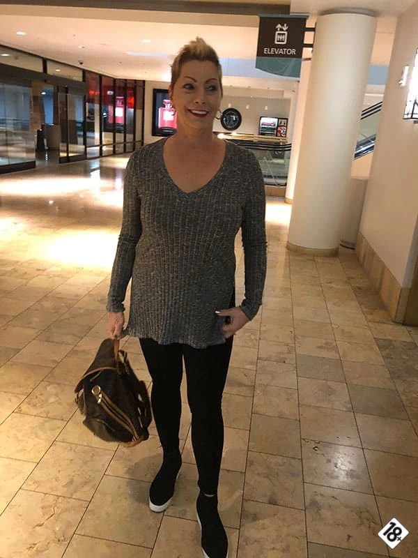 Мамка 45 лет оголяет сиськи в лифте 9 фото