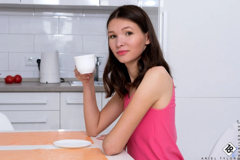 Худенькая милашка раздвигает киску на кухне